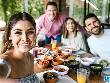 Selfie de varias personas comiendo en su casa